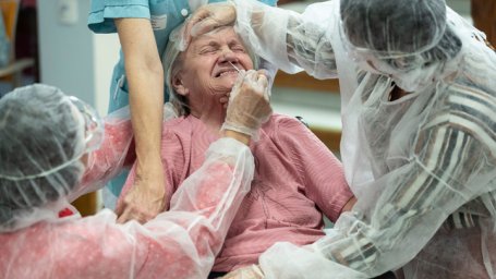 COVID-19: возраст и пол оказались факторами риска