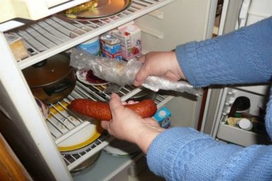 В Унароково мужчина украл продукты из холодильника пожилой женщины