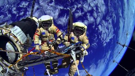 Россияне выбросили в открытый космос отработавшее оборудование